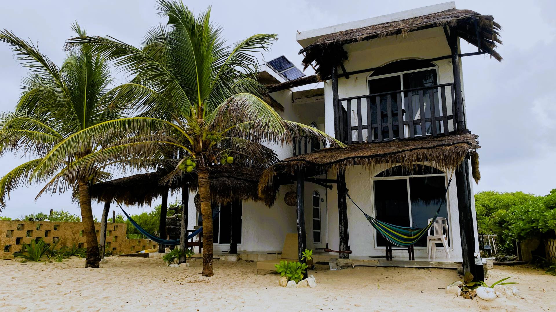 Fachada de Casa Kayab desde la playa